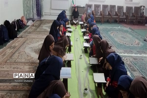 مراسم انس با قرآن ‌با حضور معاون پرورشی مدرسه پنجم مهر