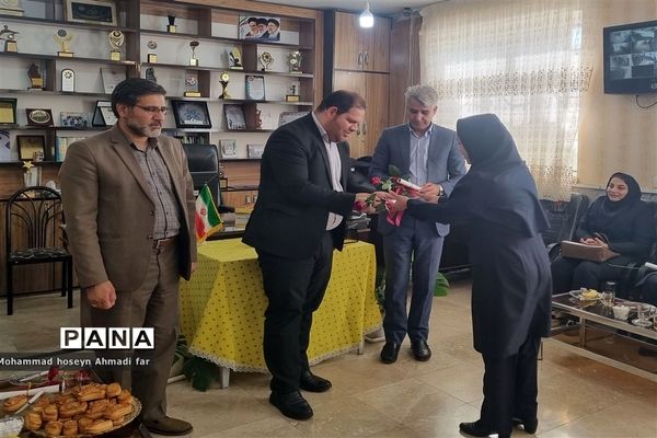 بازدید معاونت آموزش ابتدایی و مسئول دفتر اداره آموزش و پرورش از دبستان شهاب