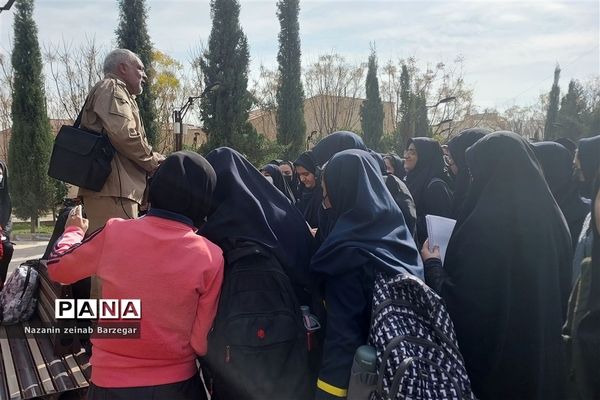 بازدید دانش آموزان دبیرستان دخترانه شاهد فیض از موزه دفاع مقدس