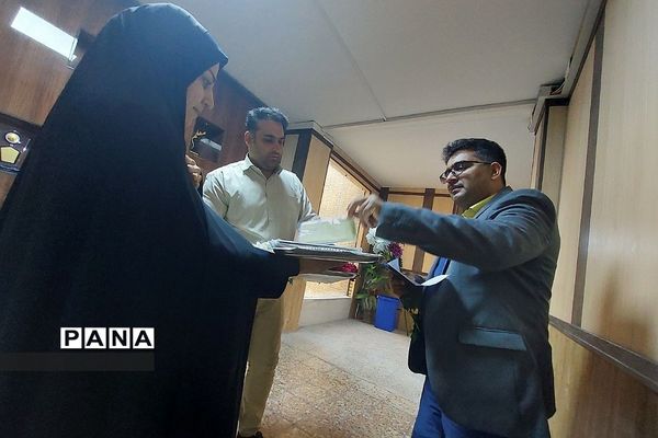 اهداء گل به‌مناسبت هفته قرآن، عترت و نماز در آموزش و پرورش ناحیه یک شهرری