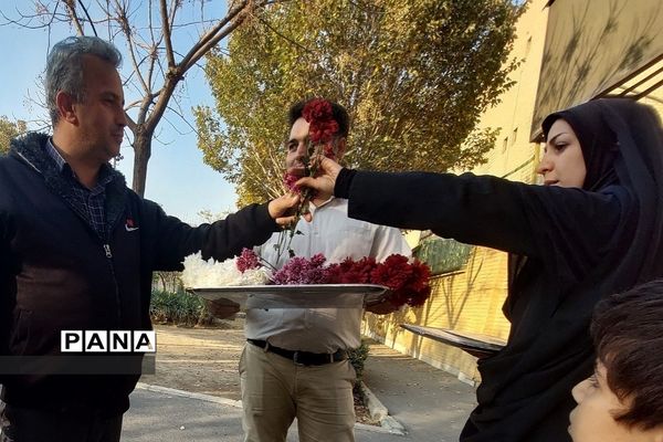 اهداء گل به‌مناسبت هفته قرآن، عترت و نماز در آموزش و پرورش ناحیه یک شهرری