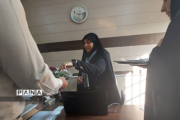 اهداء گل به‌مناسبت هفته قرآن، عترت و نماز در آموزش و پرورش ناحیه یک شهرری