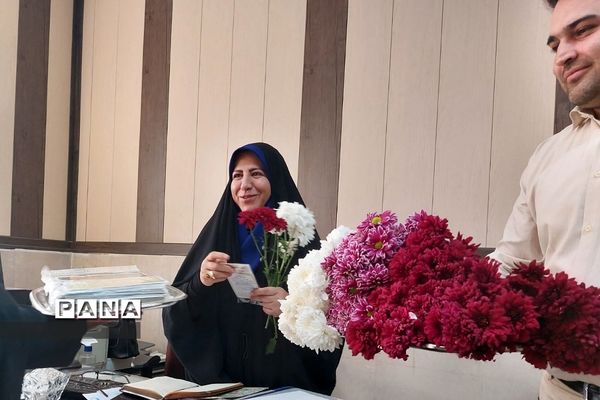 اهداء گل به‌مناسبت هفته قرآن، عترت و نماز در آموزش و پرورش ناحیه یک شهرری
