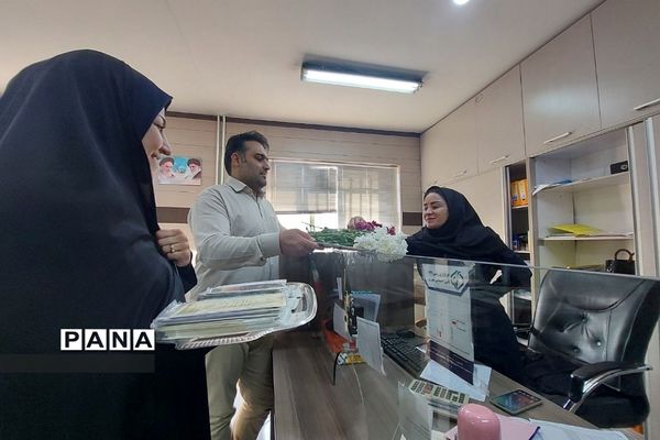 اهداء گل به‌مناسبت هفته قرآن، عترت و نماز در آموزش و پرورش ناحیه یک شهرری