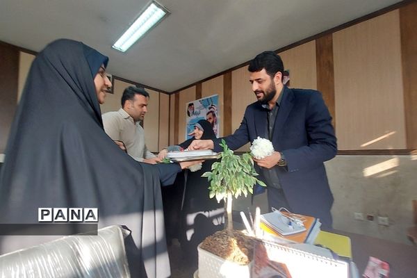 اهداء گل به‌مناسبت هفته قرآن، عترت و نماز در آموزش و پرورش ناحیه یک شهرری