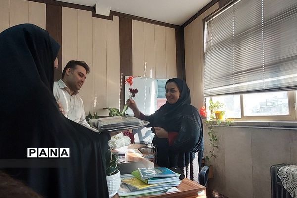 اهداء گل به‌مناسبت هفته قرآن، عترت و نماز در آموزش و پرورش ناحیه یک شهرری