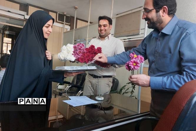 اهداء گل بهمناسبت هفته قرآن، عترت و نماز در آموزش و پرورش ناحیه یک شهرری