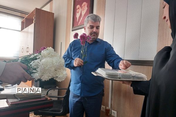 اهداء گل به‌مناسبت هفته قرآن، عترت و نماز در آموزش و پرورش ناحیه یک شهرری