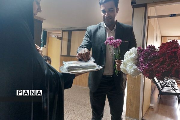 اهداء گل به‌مناسبت هفته قرآن، عترت و نماز در آموزش و پرورش ناحیه یک شهرری