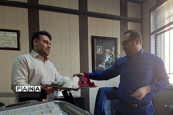 اهداء گل به‌مناسبت هفته قرآن، عترت و نماز در آموزش و پرورش ناحیه یک شهرری