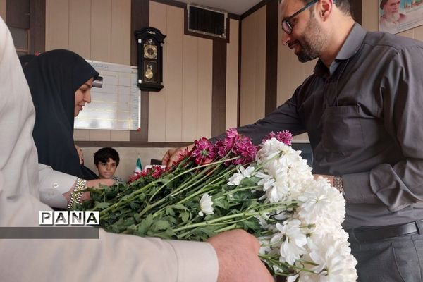 اهداء گل به‌مناسبت هفته قرآن، عترت و نماز در آموزش و پرورش ناحیه یک شهرری