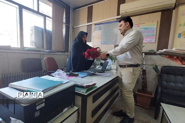 اهداء گل به‌مناسبت هفته قرآن، عترت و نماز در آموزش و پرورش ناحیه یک شهرری