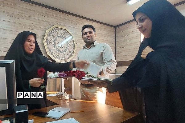 اهداء گل به‌مناسبت هفته قرآن، عترت و نماز در آموزش و پرورش ناحیه یک شهرری