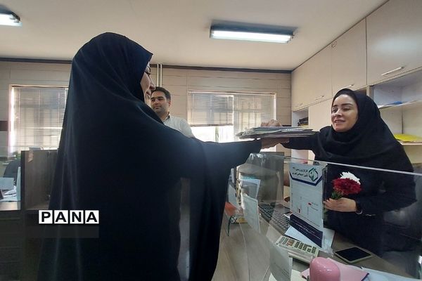 اهداء گل به‌مناسبت هفته قرآن، عترت و نماز در آموزش و پرورش ناحیه یک شهرری