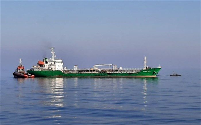توقیف نفتکش حامل سوخت قاچاق توسط نیروی دریایی سپاه در خلیج فارس