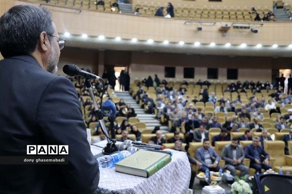 نواختن زنگ پژوهش و تجلیل از پژوهشگران برتر استان کرمانشاه