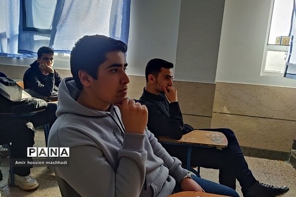 کارگاه هلال‌احمر ویژه دانش‌آموزان در دبیرستان ابن‌سینا رودهن