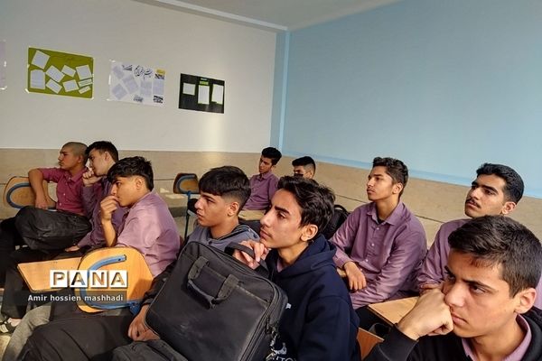 کارگاه هلال‌احمر ویژه دانش‌آموزان در دبیرستان ابن‌سینا رودهن
