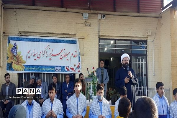 حضور صمیمی نماینده ترشیز کهن به همراه مدیر آموزش و پرورش در دبیرستان آیت الله خامنه‌ای خلیل  آباد