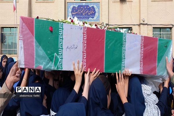 استقبال دانش‌‌آموزان شهرستان دلیجان از شهیدان  گمنام
