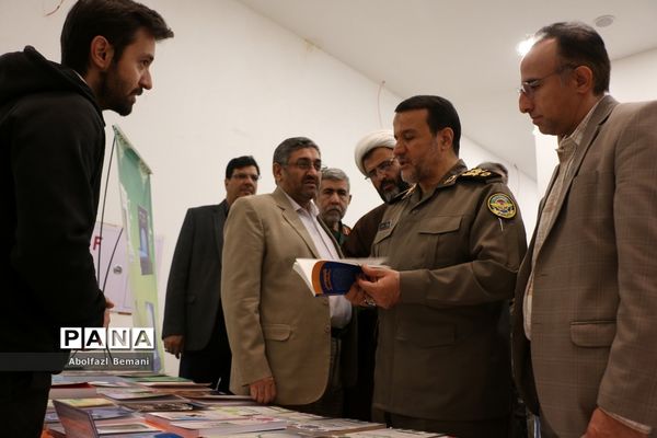بازدیدرئیس بنیاد حفظ آثار و نشر ارزش‌های دفاع مقدس از تولیدات فناورانه دانش‌آموزان در قم