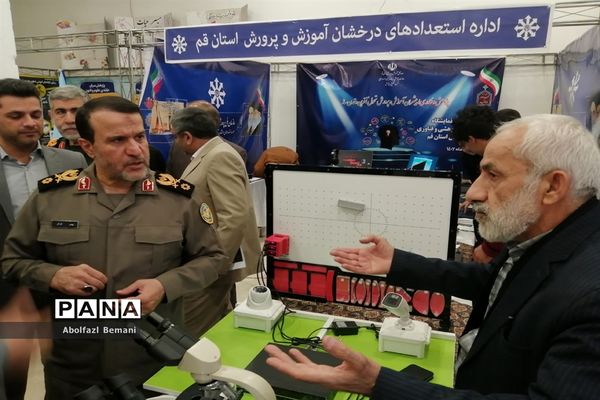 بازدیدرئیس بنیاد حفظ آثار و نشر ارزش‌های دفاع مقدس از تولیدات فناورانه دانش‌آموزان در قم