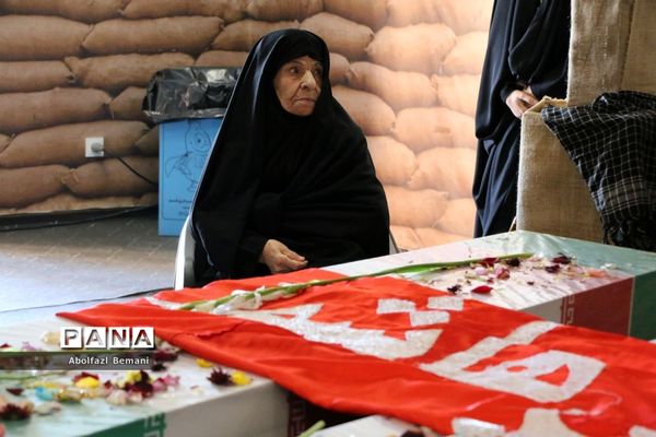 حضور گروه‌های دانش‌آموزی در معراج الشهدای گمنام قم