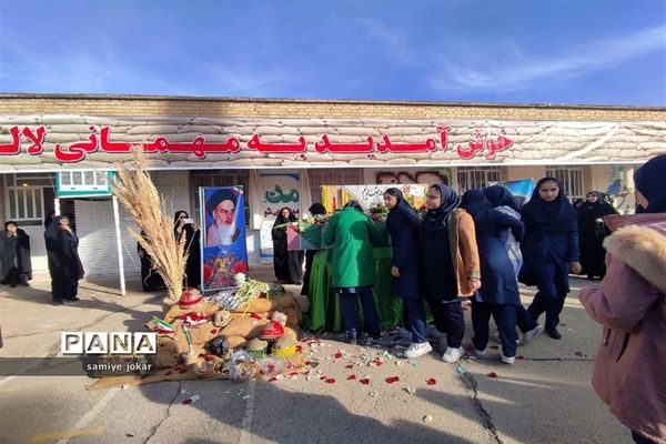 آیین استقبال و تشییع شهید گمنام در مدارس شهرستان سروستان