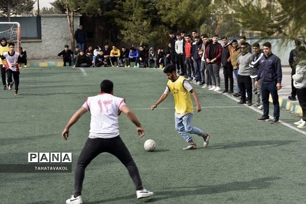 مسابقه فوتبال مدرسه ای به‌مناسبت هفته تربیت بدنی در شهرستان پردیس