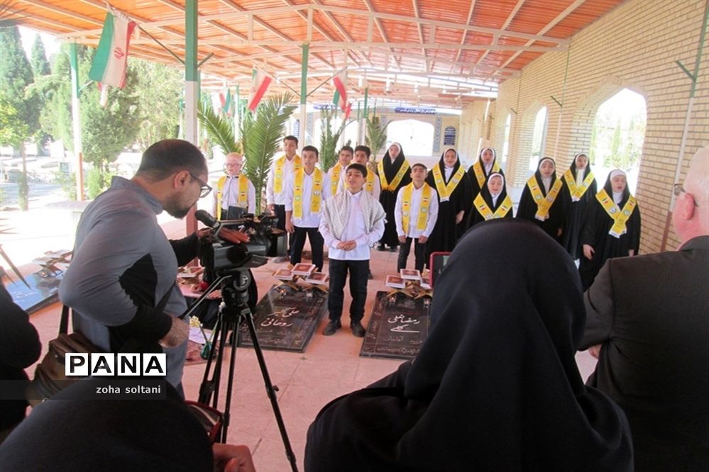 اجرای سرود 313 نفری دانش‌آموزان شهرستان سروستان به‌مناسبت هفته قرآن