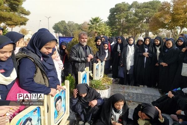 برگزاری نماز وحدت مدارس ناحیه ۴ در گلستان شهدا