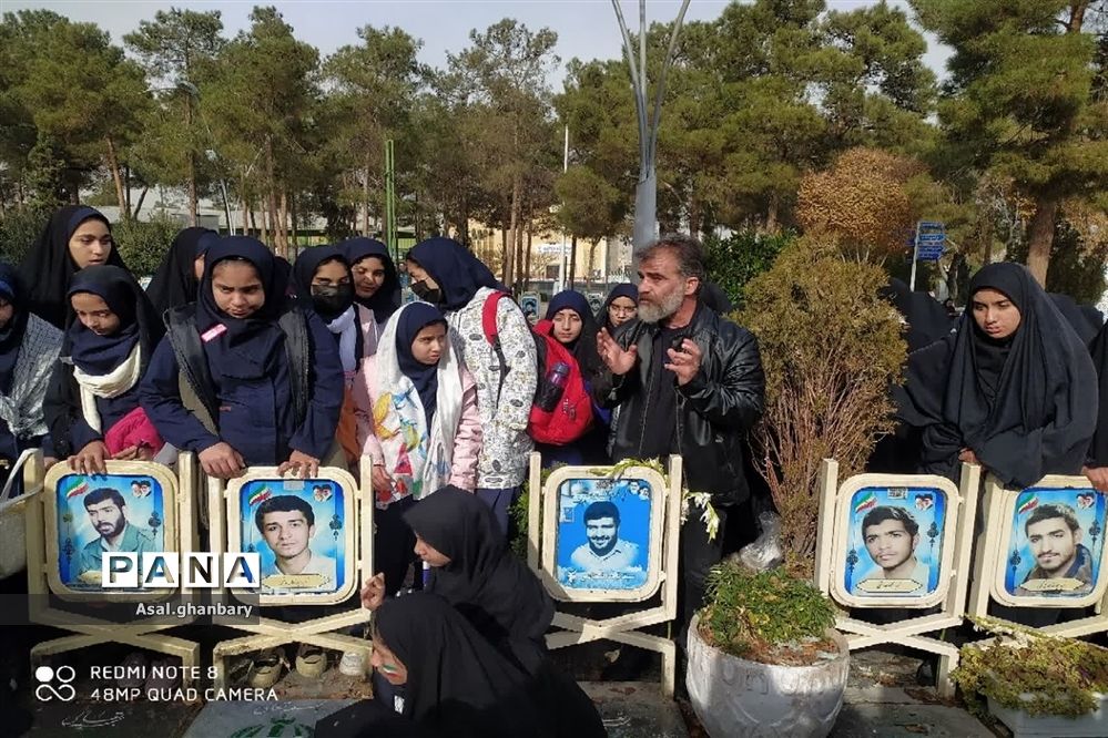 برگزاری نماز وحدت مدارس ناحیه ۴ در گلستان شهدا