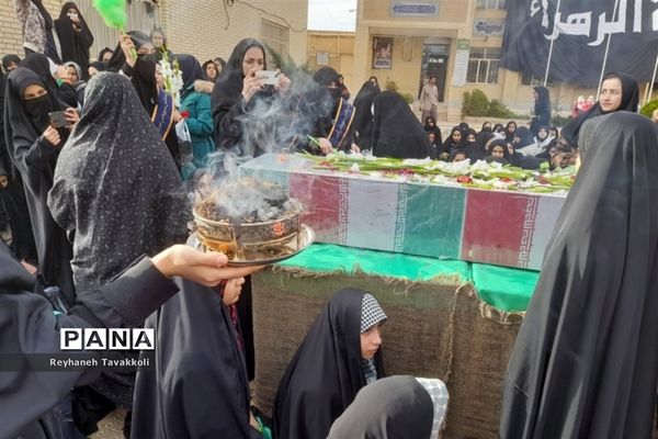 حماسه بی‌بدیل دانش‌آموزان شهرستان آباده در تشییع پیکر مطهر شهید گمنام