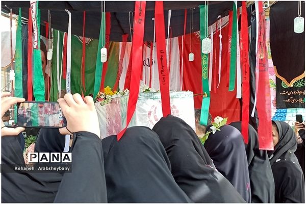 حماسه بی‌بدیل دانش‌آموزان شهرستان آباده در تشییع پیکر مطهر شهید گمنام
