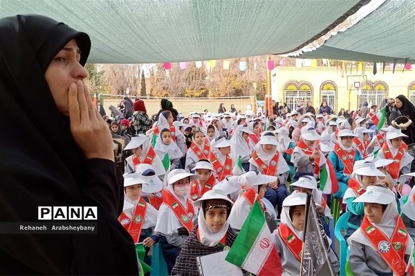 حماسه بی‌بدیل دانش‌آموزان شهرستان آباده در تشییع پیکر مطهر شهید گمنام