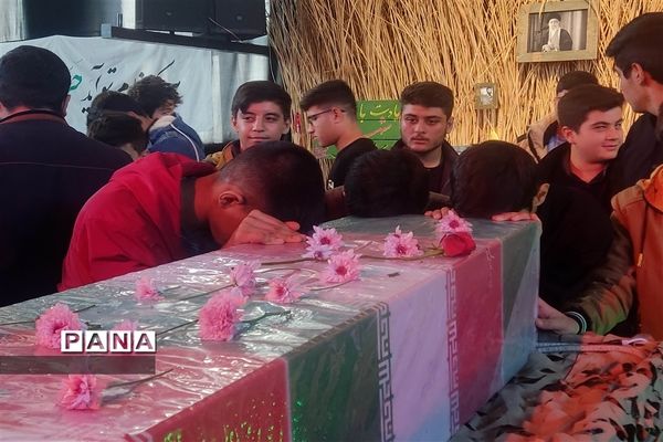 وداع دانش‌آموزان دختر و پسر زنجانی با پیکر شهید گمنام