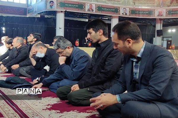 وداع دانش‌آموزان دختر و پسر زنجانی با پیکر شهید گمنام