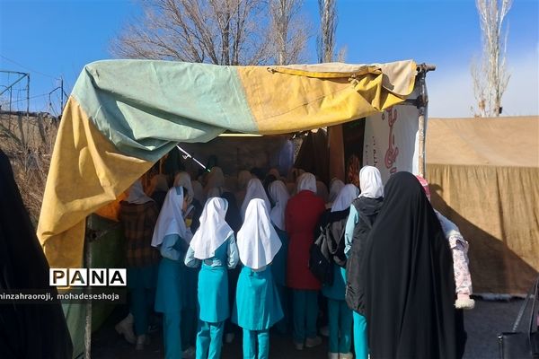 بازدید دانش‌آموزان مدارس فیروزکوه از نمایشگاه یاس کبود واقع در حوزه علمیه حضرت رقیه (س)