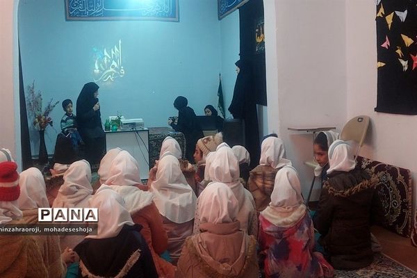 بازدید دانش‌آموزان مدارس فیروزکوه از نمایشگاه یاس کبود واقع در حوزه علمیه حضرت رقیه (س)