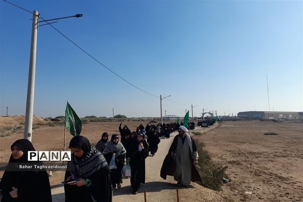 دانش‌آموزان راهیان نور در جوار لاله‌های رود اروند