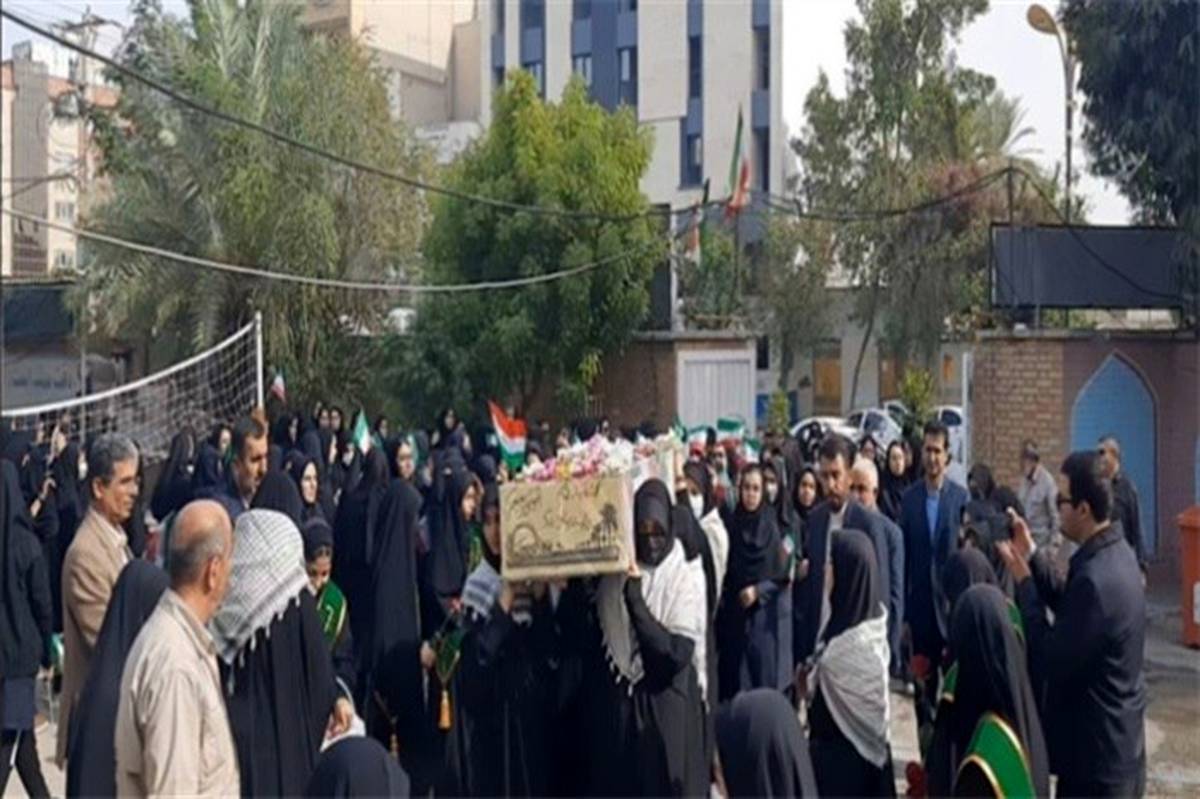 وداع دانش‌آموزان دبیرستان حجاب  بوشهر با شهید گمنام/فیلم