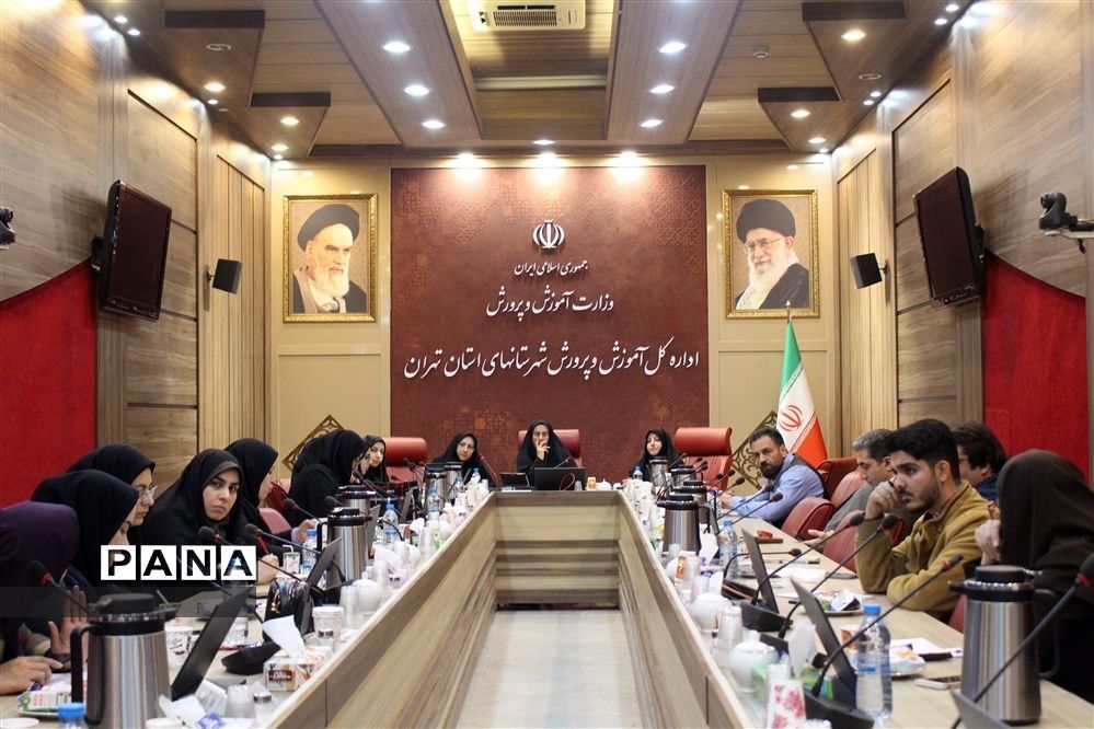 نشست تخصصی گروه‌های آموزشی مشاوران مناطق شهرستان‌های استان تهران