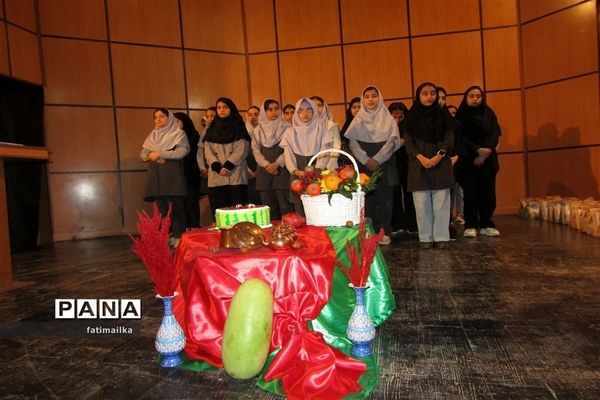 مراسم شب یلدا در دبیرستان اندیشه‌نفیس در شهرستان فیروزکوه