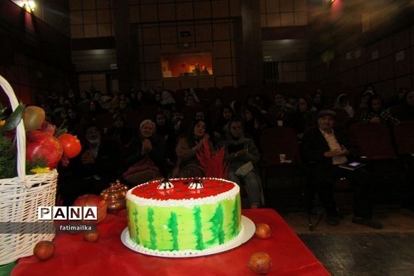 مراسم شب یلدا در دبیرستان اندیشه‌نفیس در شهرستان فیروزکوه