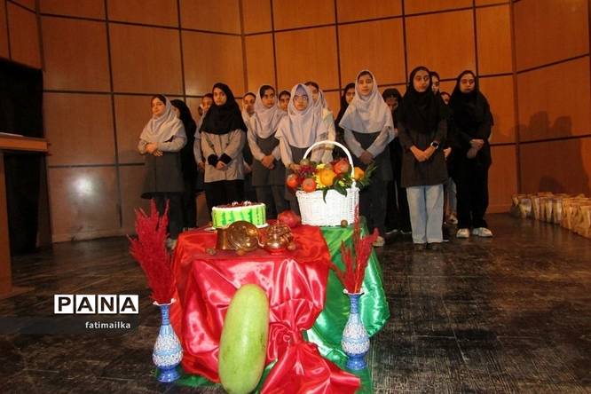 مراسم شب یلدا در دبیرستان اندیشهنفیس در شهرستان فیروزکوه