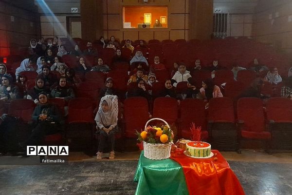 مراسم شب یلدا در دبیرستان اندیشه‌نفیس در شهرستان فیروزکوه