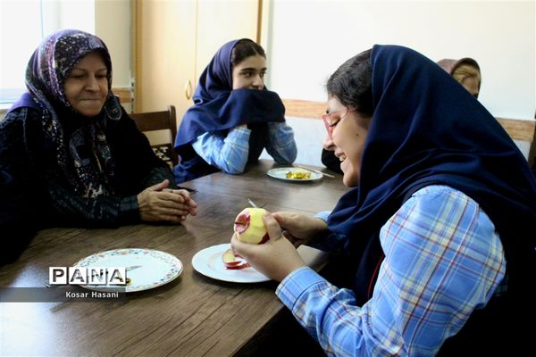 مادربزرگ و پدربزرگ در جشن «چله» دهه نودی‌ها