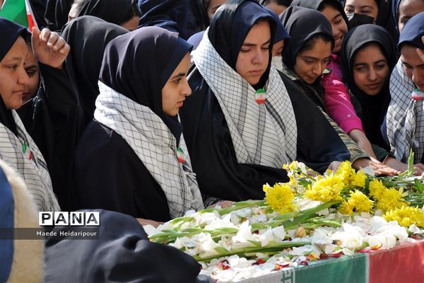 وداع با شهید گمنام در دبیرستان دخترانه شهید‌دستغیب ناحیه 3 شیراز