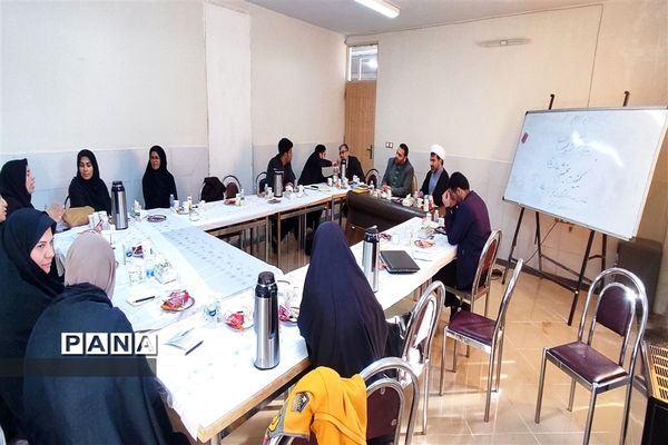 جلسه سرگروه‌های کیفیت‌بخشی فعالیت‌های پرورشی و فرهنگی مدارس استان مرکزی