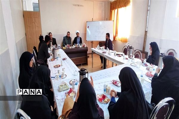 جلسه سرگروه‌های کیفیت‌بخشی فعالیت‌های پرورشی و فرهنگی مدارس استان مرکزی